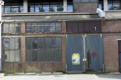 907641 Gezicht op een oude loods die in gebruik was bij Houthandel Jongeneel, op het terrein van bouwmarkt Gamma aan de ...